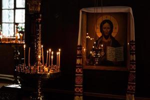 kerk kaarsen brandwond in een kandelaar tegen de backdrop van pictogrammen foto