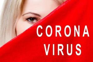 coronavirus in de ogen van een vrouw foto