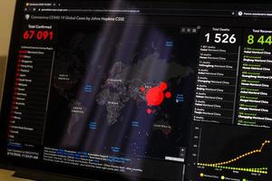 schermafbeeldingen van computer van gisanddata.com website rapportage Aan coronavirus wuhan uitbraak. kiev, Oekraïne - februari 15, 2020 foto