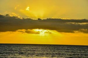 zonsondergang over de zee foto