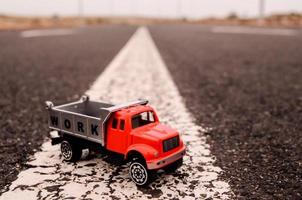 speelgoed- vrachtauto Aan de weg foto