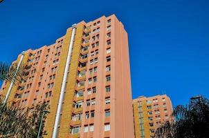 modern hoog stijgen appartement gebouw foto