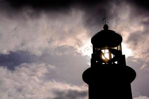 vuurtoren door de zee foto