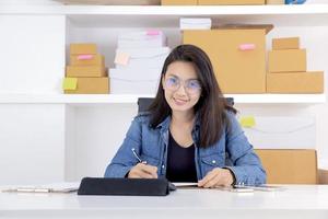 jonge vrouw aan het bureau foto