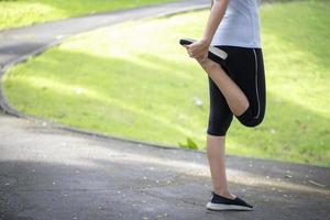 vrouw die zich uitstrekt buiten foto