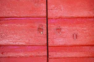 rode houten deur met een deurklink foto