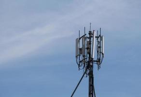 telecommunicatietoren op een bewolkte hemelachtergrond foto