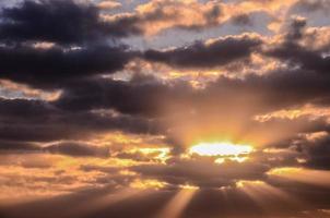 kleurrijk lucht Bij zonsondergang foto