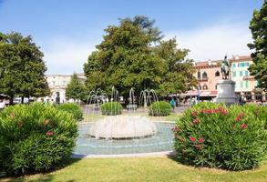 verona, Italië - de fontein van Alpen, gelegen in piazza beha tuin. foto