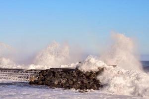 reusachtig zee golven foto