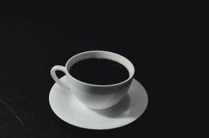 close-up van zwarte koffie in een kopje foto