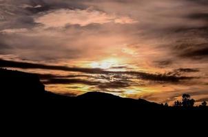 kleurrijk lucht Bij zonsondergang foto