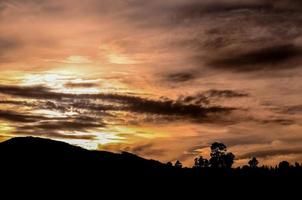 kleurrijk lucht Bij zonsondergang foto