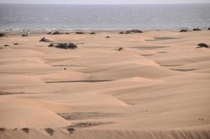 zand duinen door de zee foto