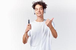 grappig gekruld vent in hoofdtelefoons luistert naar muziek- emoties vermaak foto