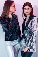 twee modieus Dames in modern stijl disco kleding foto