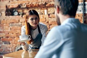 vrouw brengt koffie naar klant ober werk onderhoud foto