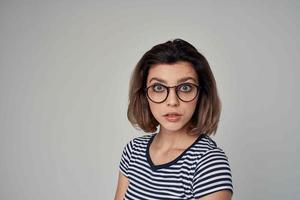 mooi vrouw in modieus kleren licht achtergrond levensstijl foto