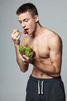 atletisch Mens met een gemotiveerd omhoog torso en salade eetpatroon energie levensstijl foto