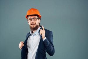 Mens in oranje pak moeilijk hoed ingenieur bouw werk levensstijl officieel foto