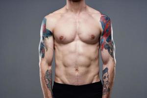 gemotiveerd omhoog druk op tatoeëren Aan arm bijgesneden visie van training geschiktheid foto