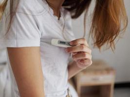 vrouw Holding vreugde oksel controle temperatuur detailopname foto