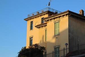 dichtbij omhoog middeleeuws huis in de historisch centrum van de Bergamo stad, Italië. foto