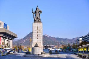 seoel, zuiden Korea - nov 14, 2017-de standbeeld van admiraal yi zonneschijn was opgericht Bij de voorkant van gwanghwamun vierkant, zuiden Korea. foto