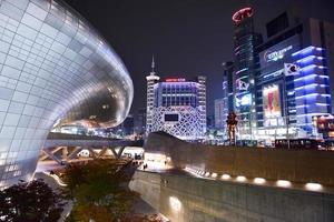 seoel, zuiden Korea - nov 13, 2017-dongdaemun ontwerp plein is een majoor stedelijk ontwikkeling mijlpaal in seoel, zuiden Korea. foto