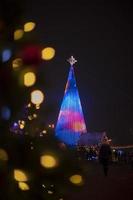 Kerstmis stad. nieuw jaar verlichting Aan de straat. stedelijk Kerstmis boom in de lichten. foto