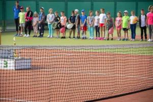 Wit-Rusland, de stad van hamel, september 08, 2018. Open tennis rechtbanken. wazig groep van kinderen Aan de achtergrond van tennis rechtbanken. foto