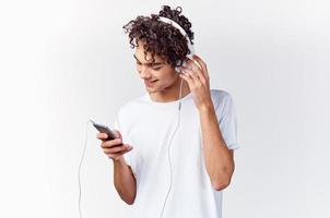 t-shirt met hoofdtelefoons luisteren naar muziek- levensstijl bijgesneden visie foto