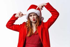 vrouw in de kerstman hoed rood lippen emoties poseren vakantie foto