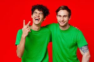 vrolijk vrienden in groen t-shirts knuffels communicatie positief foto