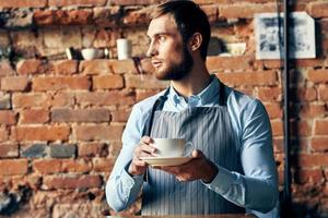 mannetje ober schort koffie kop professioneel werk levensstijl foto