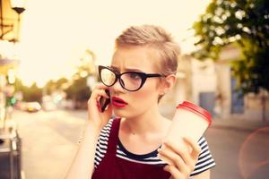 mooi vrouw buitenshuis pratend Aan de telefoon levensstijl zomer detailopname foto