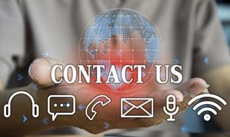 contact ons of onze klant ondersteuning hotline waar mensen aansluiten. en tintje de contact icoon Aan de virtueel scherm foto
