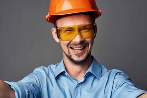 Mens vervelend geel bril met oranje verf veiligheid werk onderhoud foto