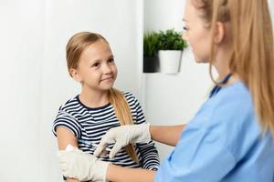 de dokter De volgende naar de kind een injectie Gezondheid covid vaccinatie foto