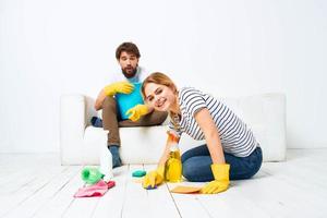 Mens en vrouw het wassen benodigdheden schoonmaak huiswerk foto