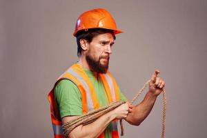 mannetje bouwer oranje moeilijk hoed werk professioneel grijs achtergrond foto