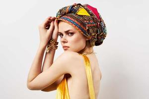 vrolijk mooi vrouw veelkleurig tulband Afrikaanse stijl detailopname foto