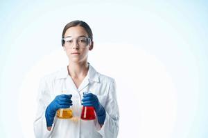 vrouw dokter laboratorium wetenschap chemisch oplossing biologie foto