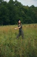 vrouw portret Aan natuur Daar is vers lucht wandelen in de veld- foto