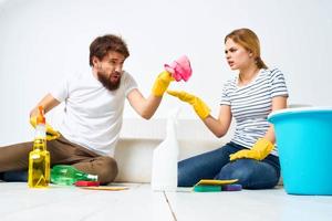 getrouwd paar gewricht huis schoonmaak onderhoud schoonmaak middel foto