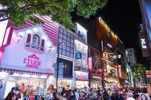 seoel, zuiden Korea - apr 24, 2019-myeong-dong is een van de drukste plaatsen in Seoel en is tussen Korea's premier boodschappen doen bestemmingen. foto