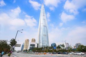 seoel, zuiden Korea - okt 14, 2019-lotte toren stijgende lijn met een blauw lucht achtergrond foto