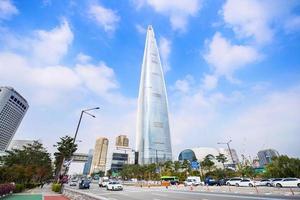 seoel, zuiden Korea - okt 14, 2019-lotte toren stijgende lijn met een blauw lucht achtergrond foto