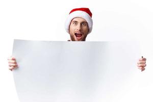 knap Mens in een Kerstmis hoed met wit mockup poster Kerstmis kopie-ruimte studio foto