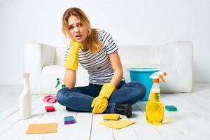 moe vrouw huisvrouw schoonmaak wasmiddel levensstijl kamer foto